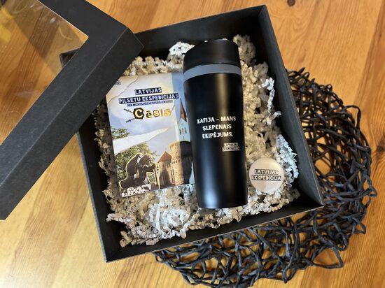 Dāvanu komplekts ar termosu Latvijas pilsētu iepazīšanai